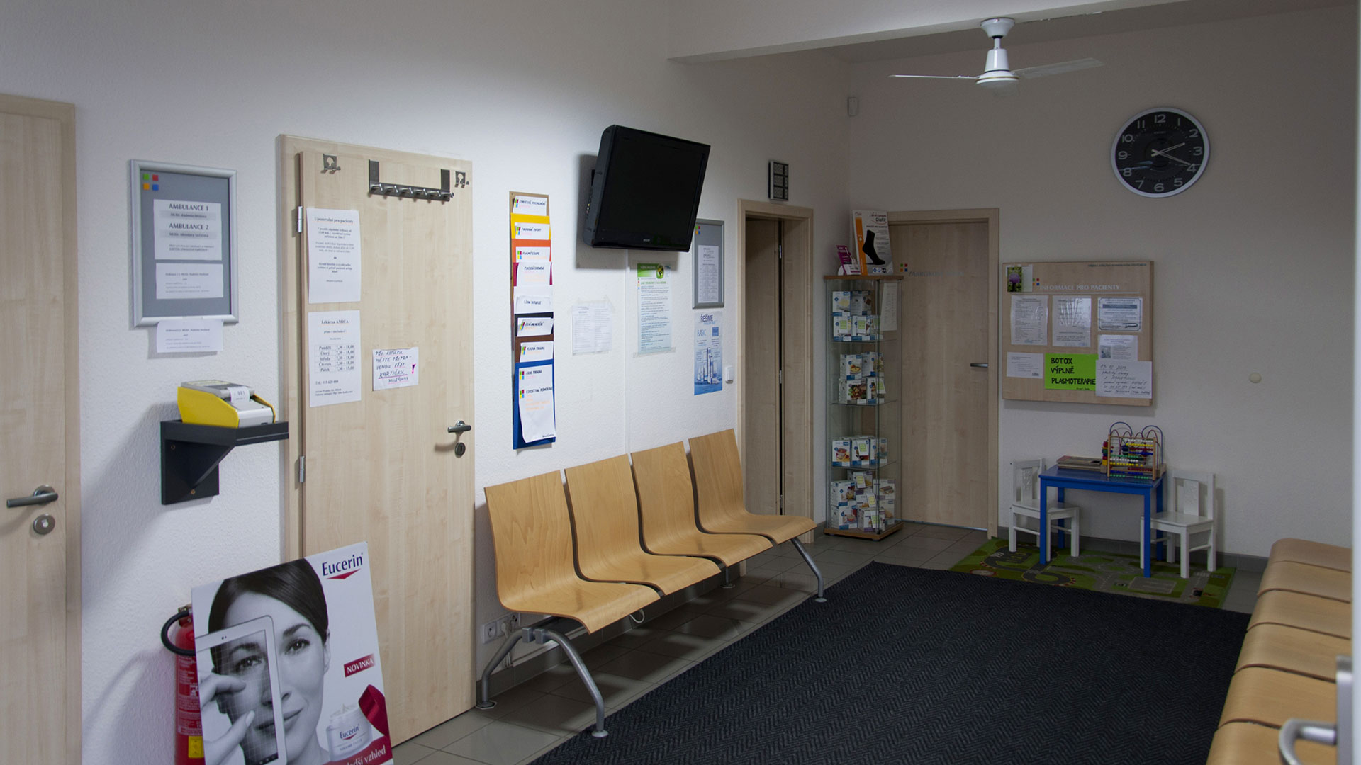 Interiér čekárny kožní ambulance lékařky MUDr. Miroslavy Večeřové v Mělníku