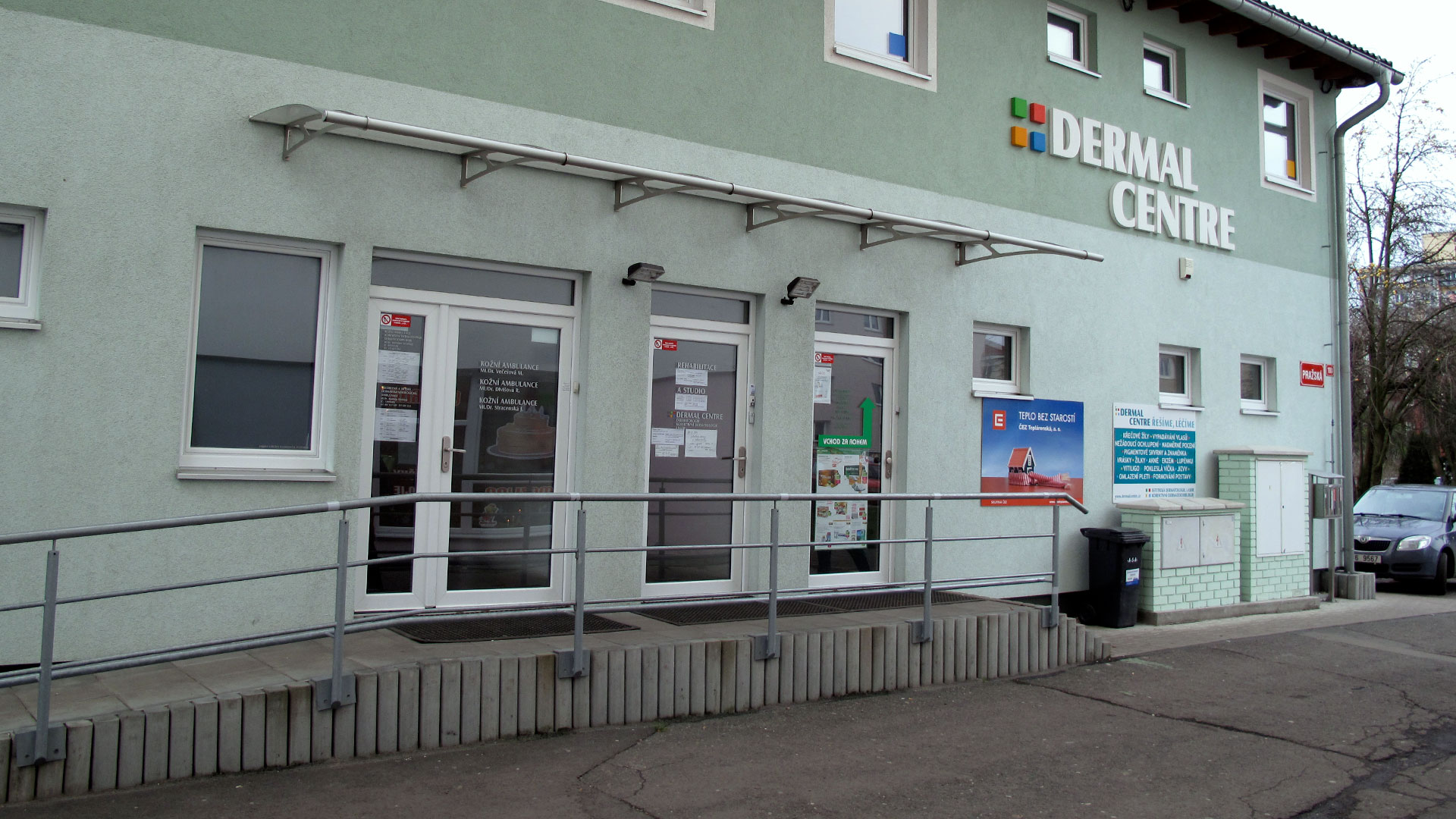 Pohled z venčí na budovu Dermal Centra, kde se nachází ordinace kožní lékařky MUDr. Miroslavy Večeřové v Mělníku